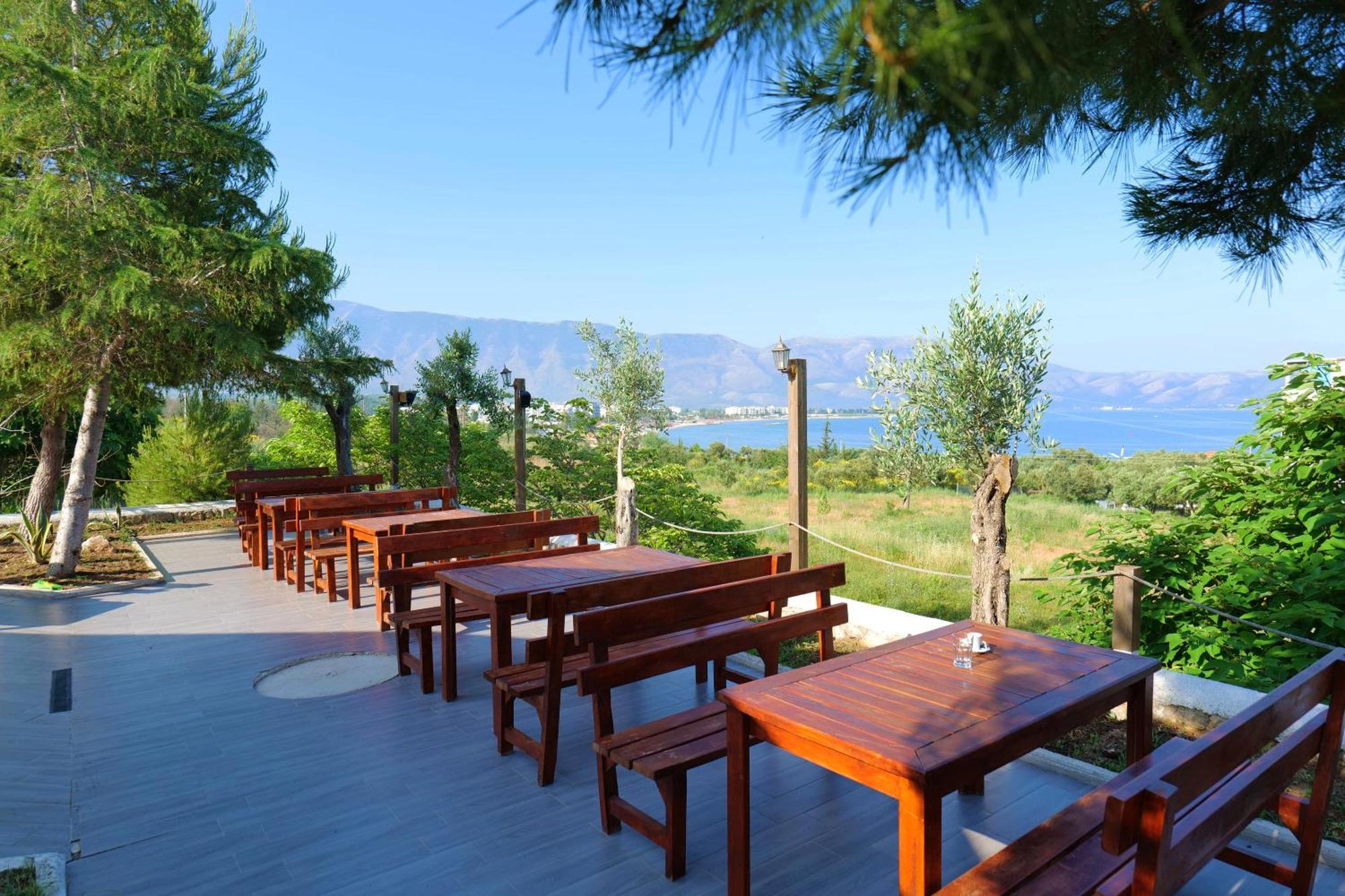 Edva Resort Radhimë Esterno foto