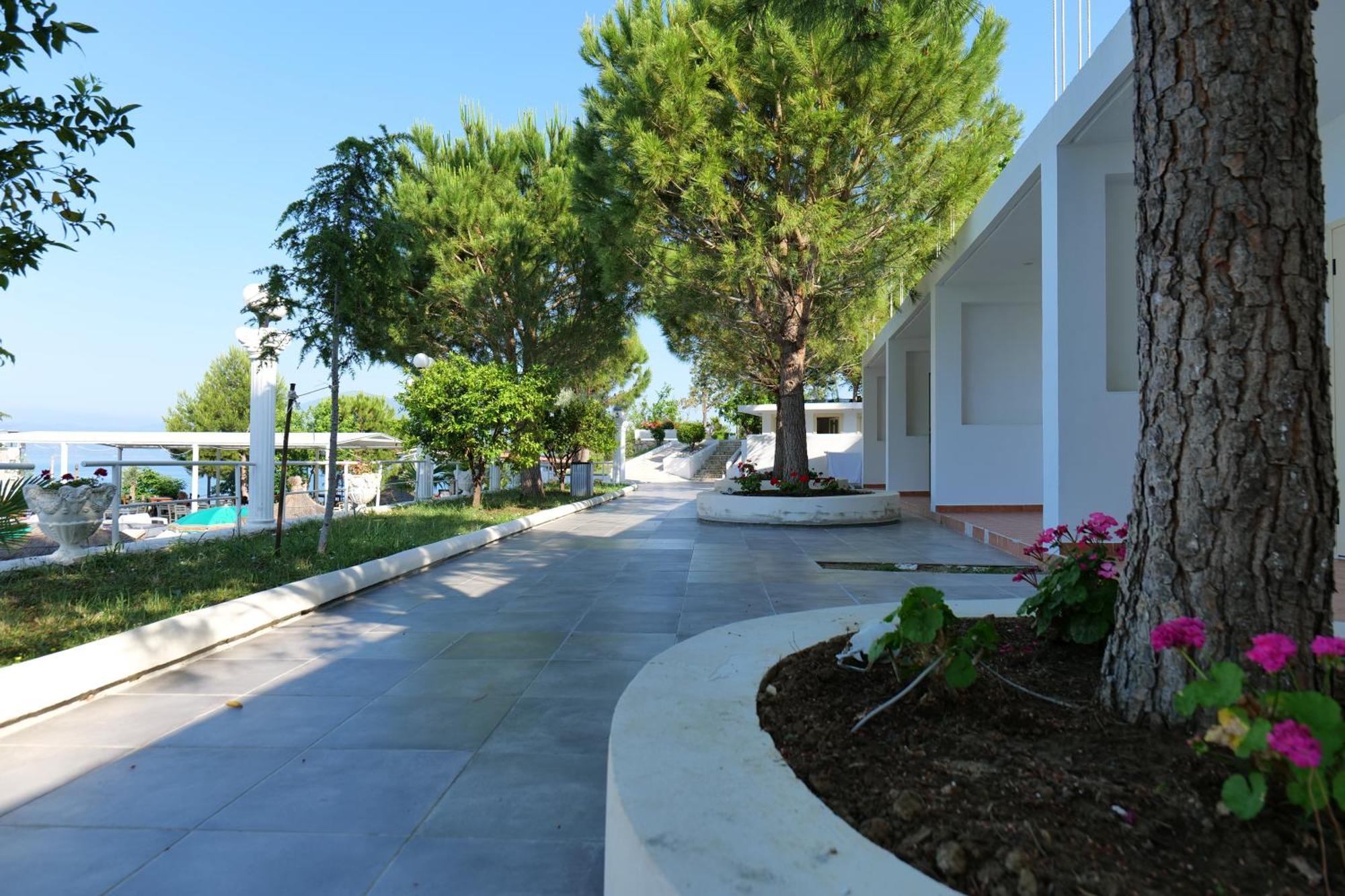 Edva Resort Radhimë Esterno foto