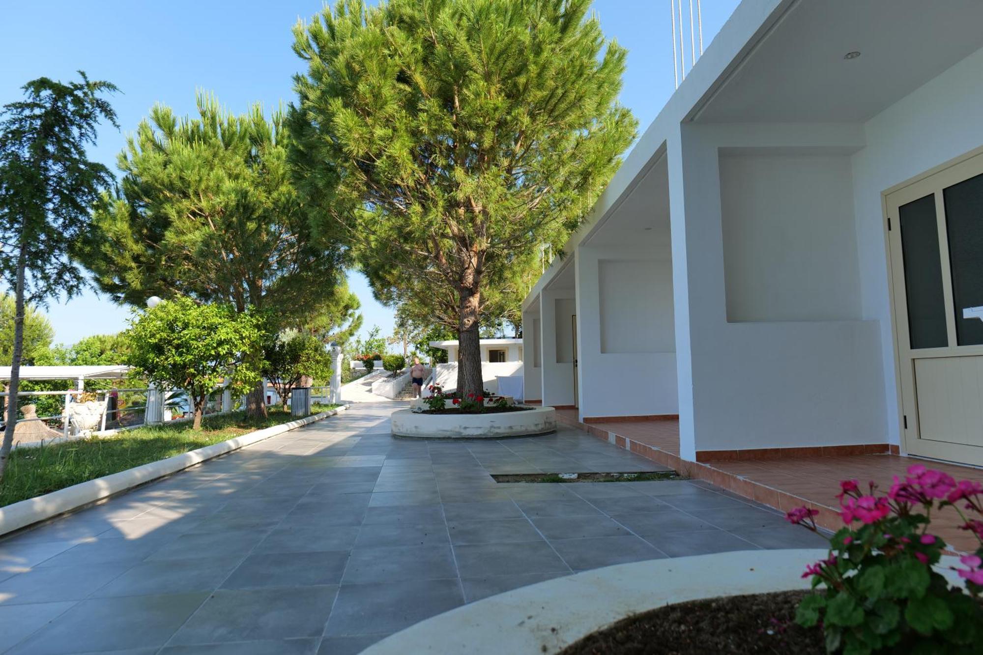 Edva Resort Radhimë Esterno foto