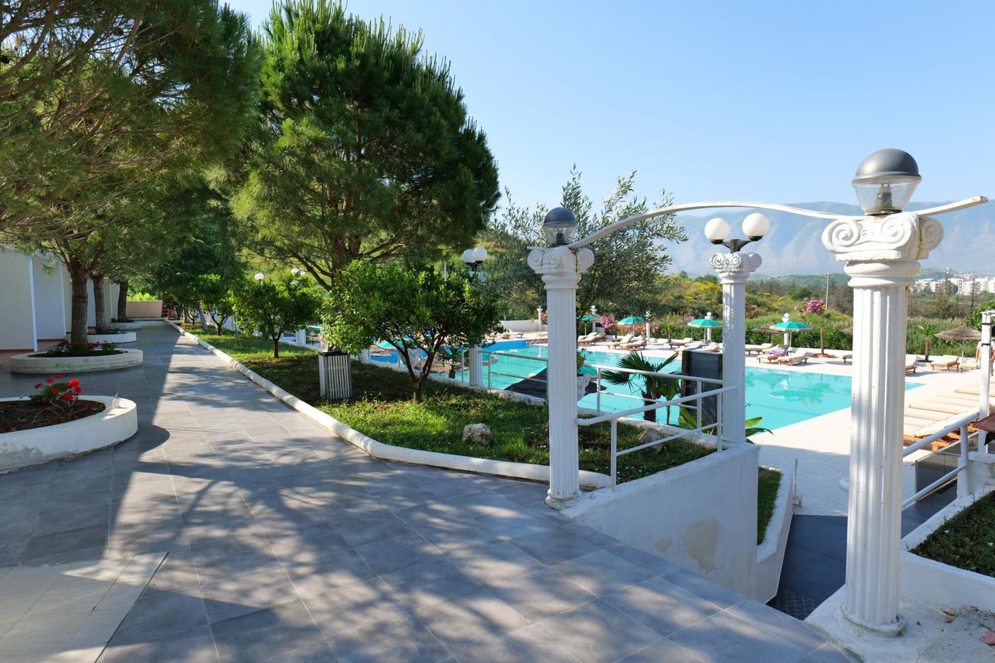 Edva Resort Radhimë Esterno foto
