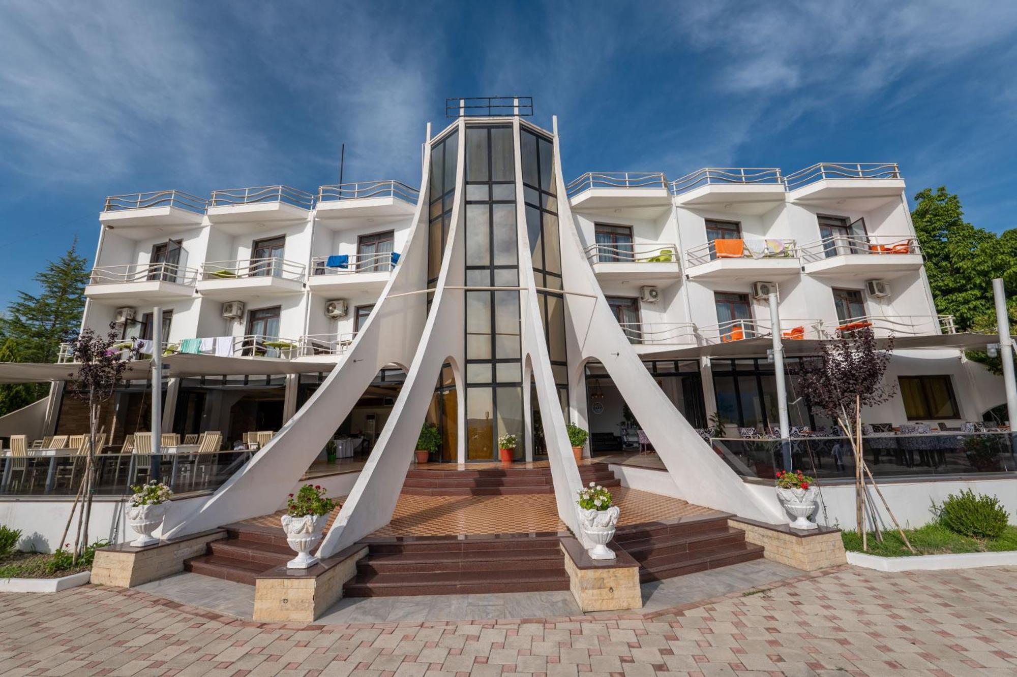 Edva Resort Radhimë Esterno foto