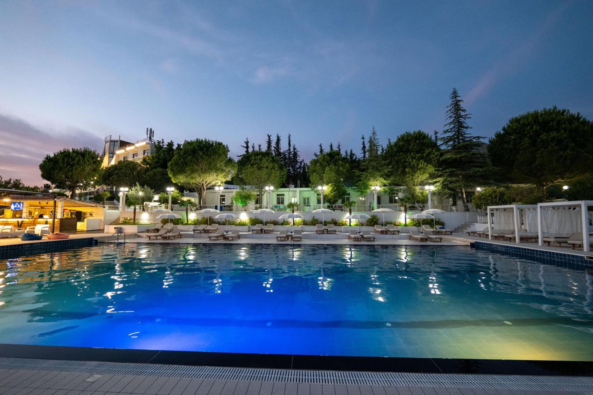 Edva Resort Radhimë Esterno foto