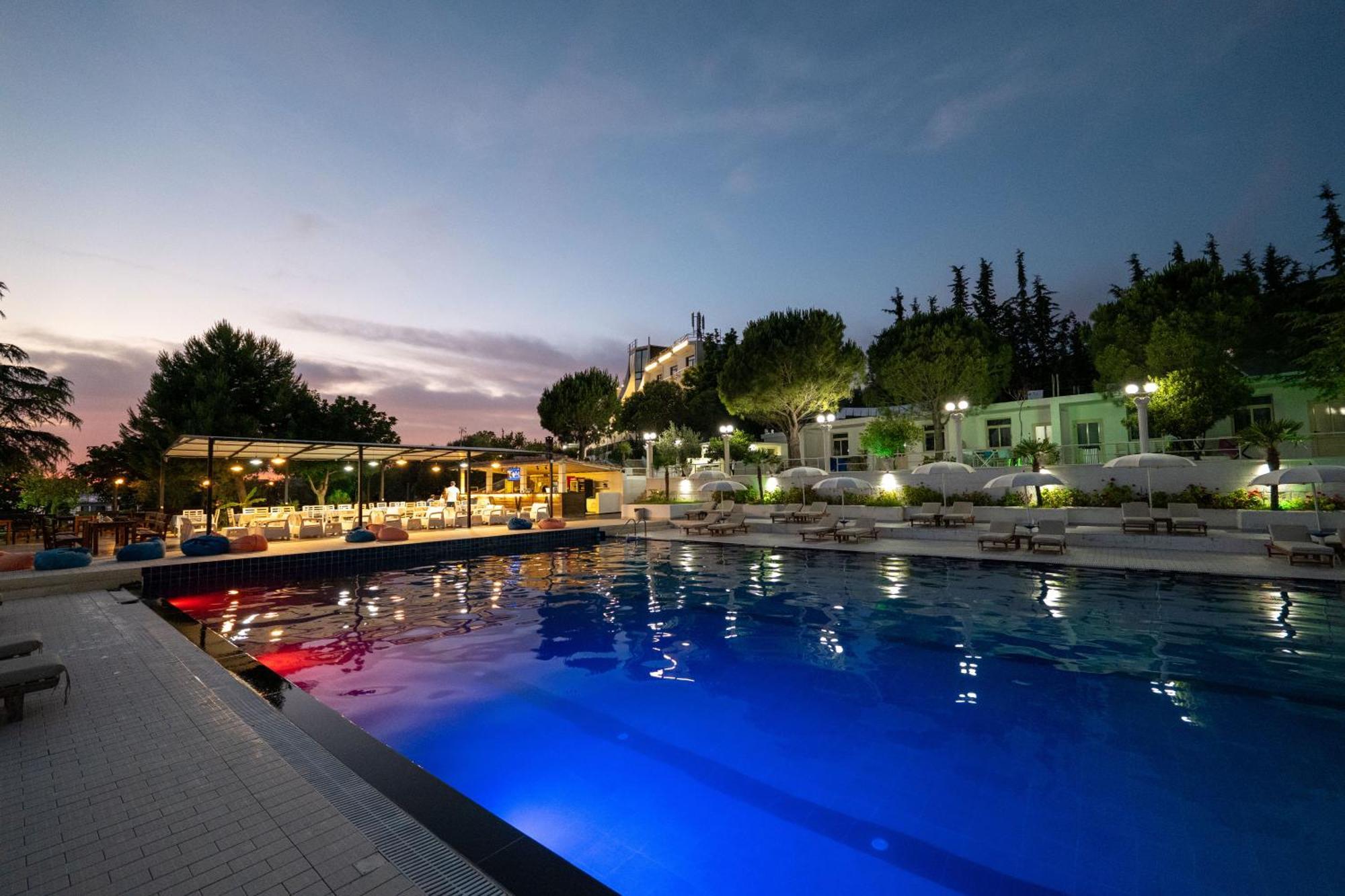 Edva Resort Radhimë Esterno foto
