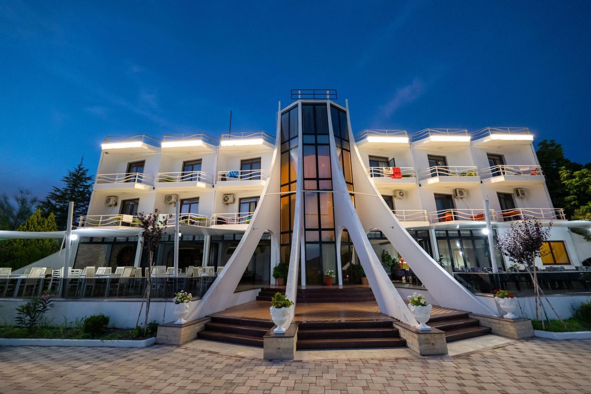 Edva Resort Radhimë Esterno foto
