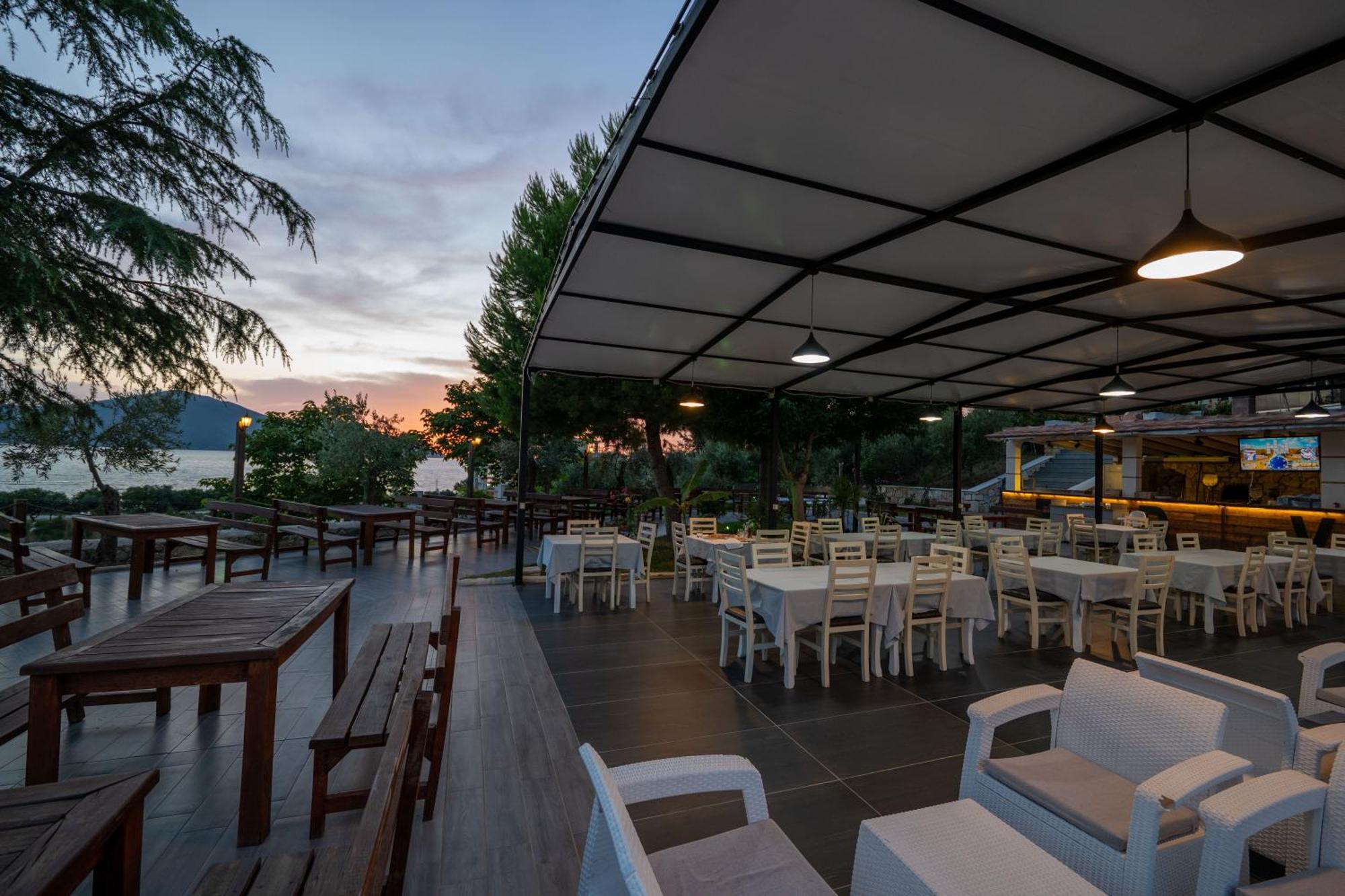 Edva Resort Radhimë Esterno foto