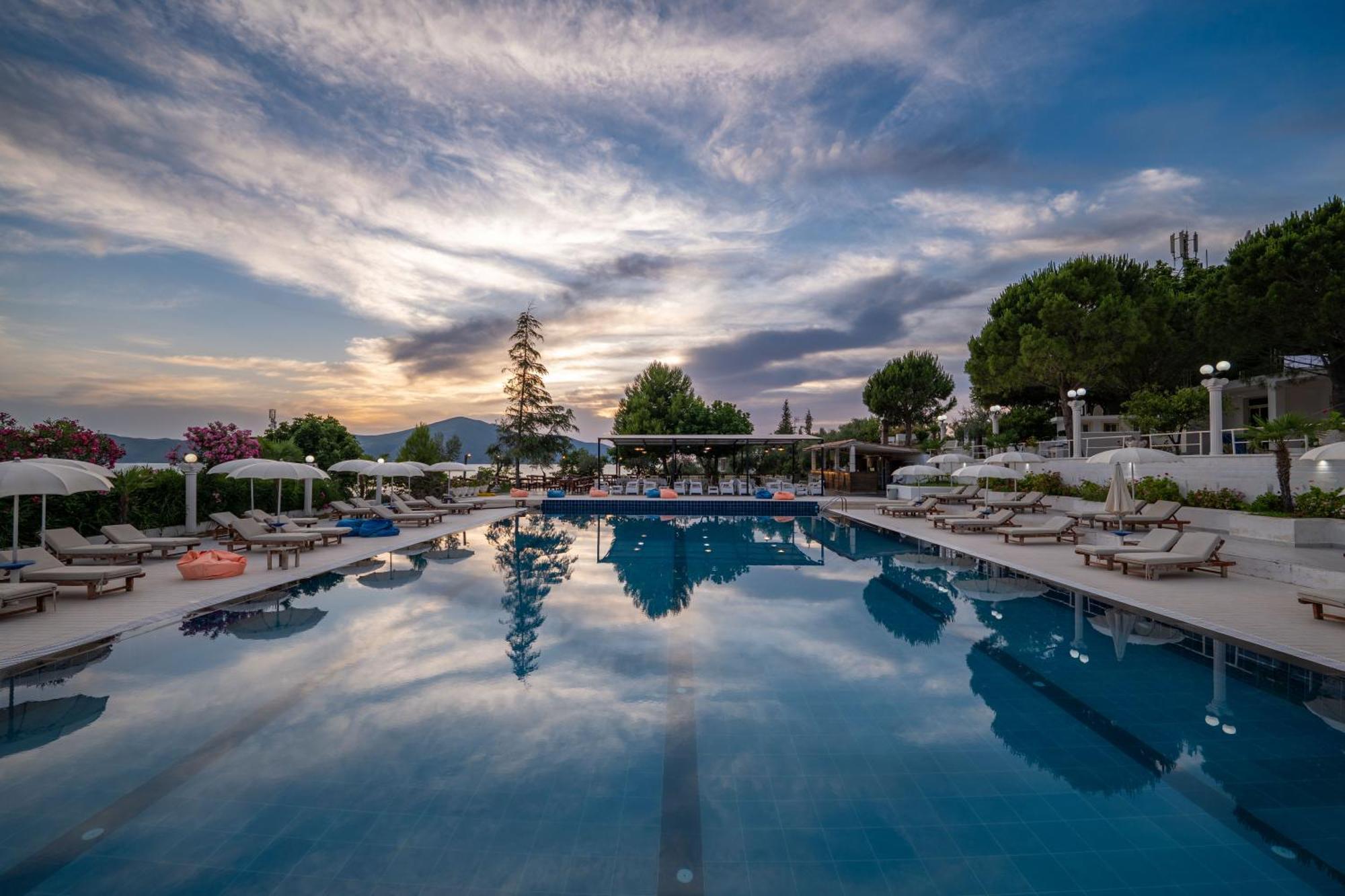 Edva Resort Radhimë Esterno foto