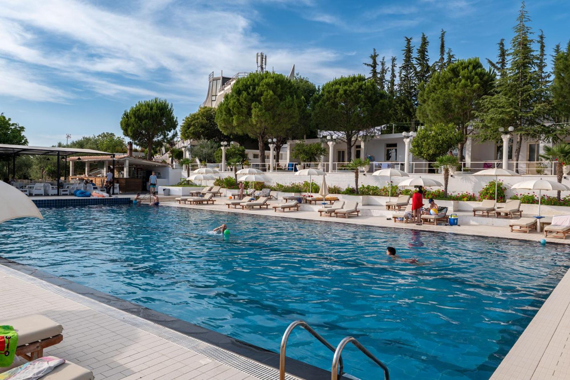 Edva Resort Radhimë Esterno foto