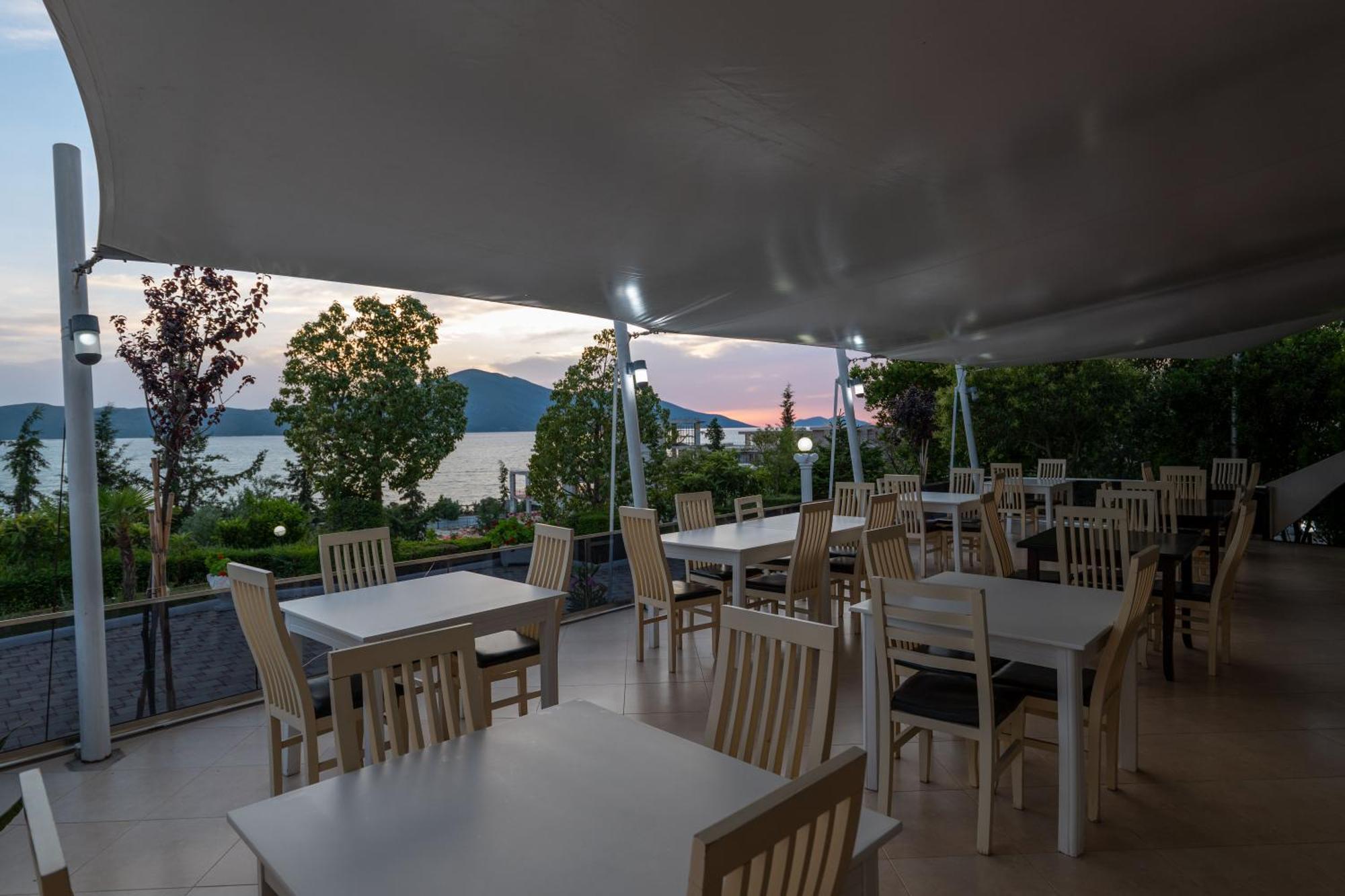 Edva Resort Radhimë Esterno foto