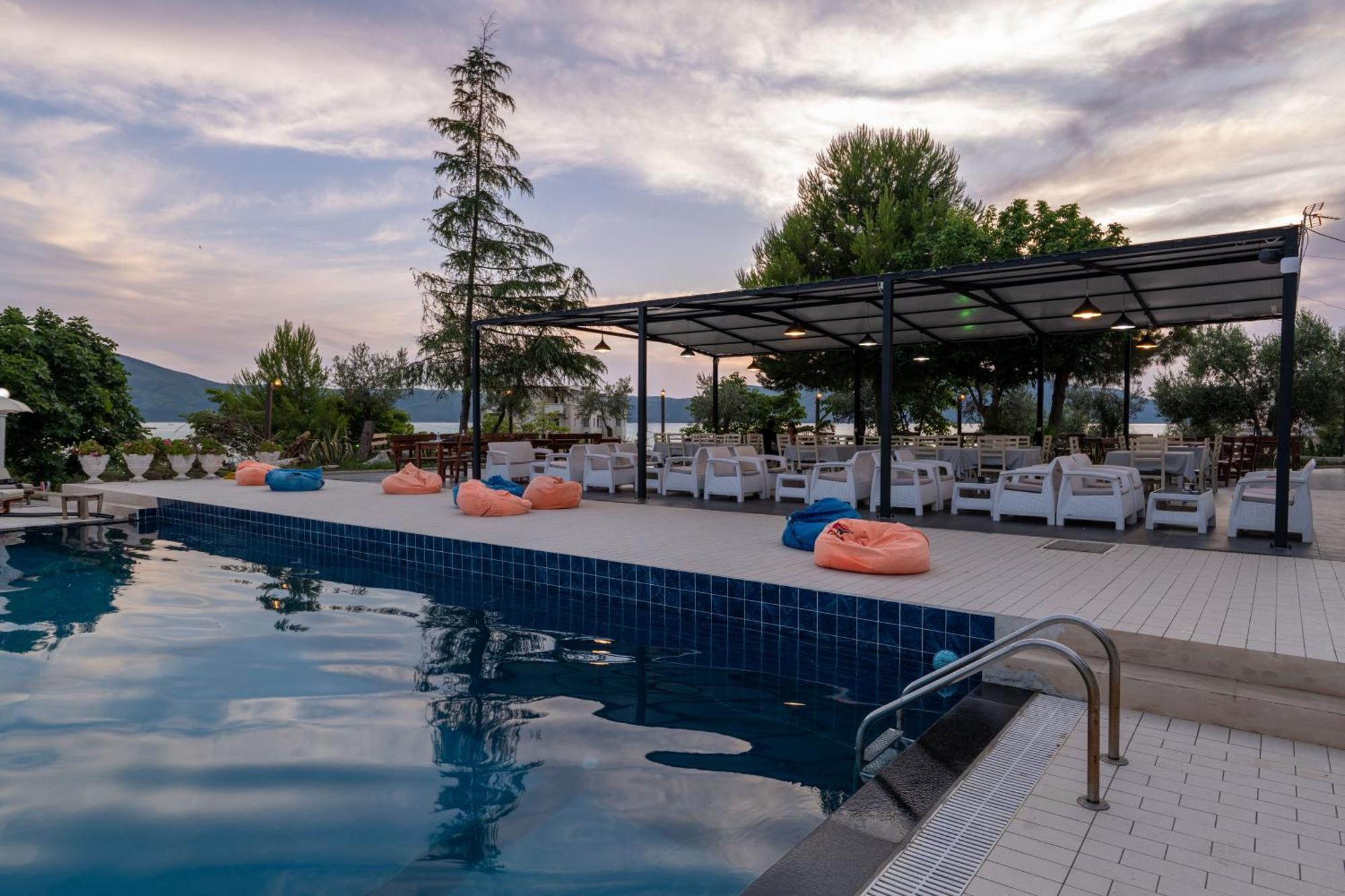 Edva Resort Radhimë Esterno foto