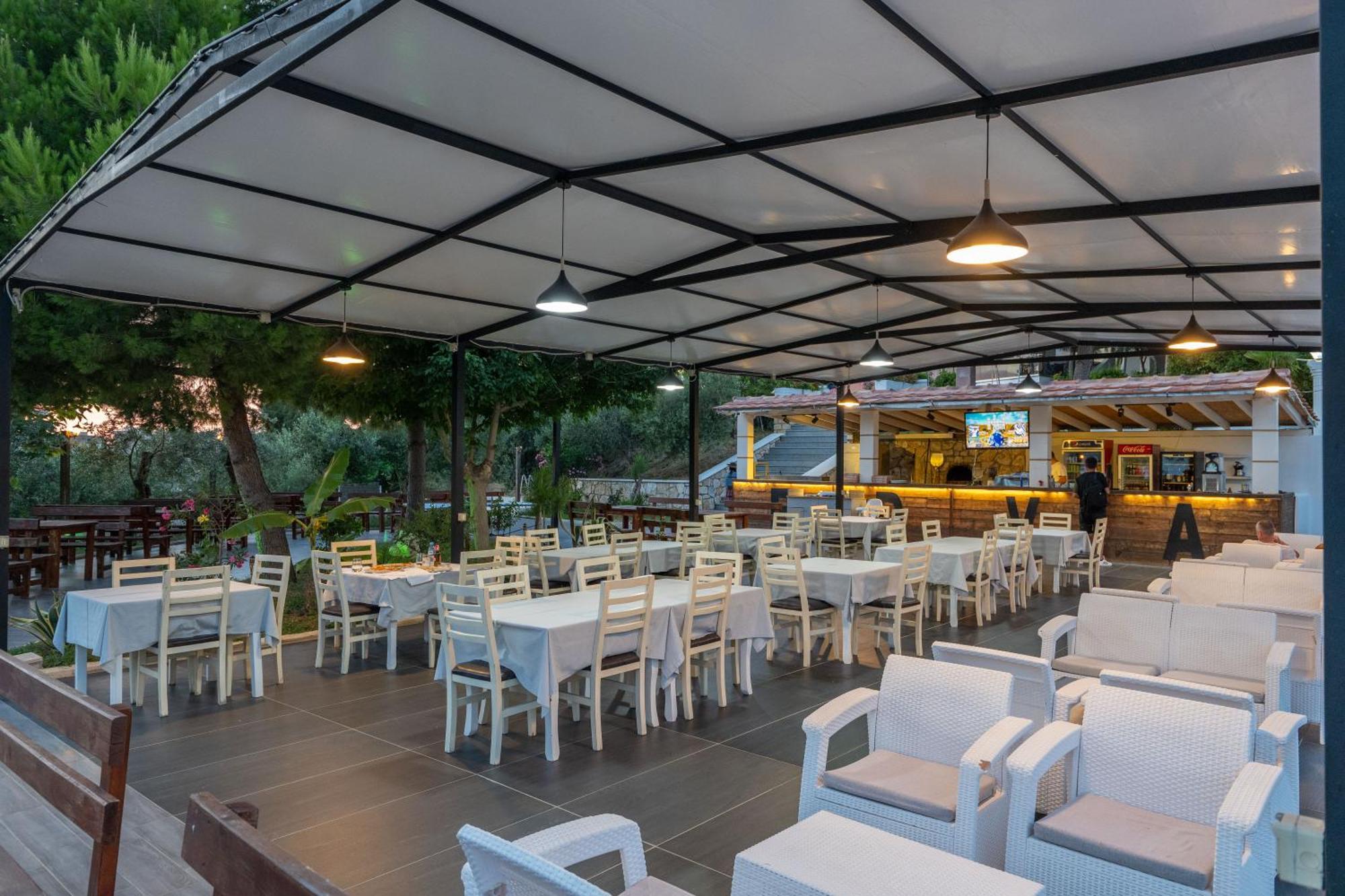 Edva Resort Radhimë Esterno foto