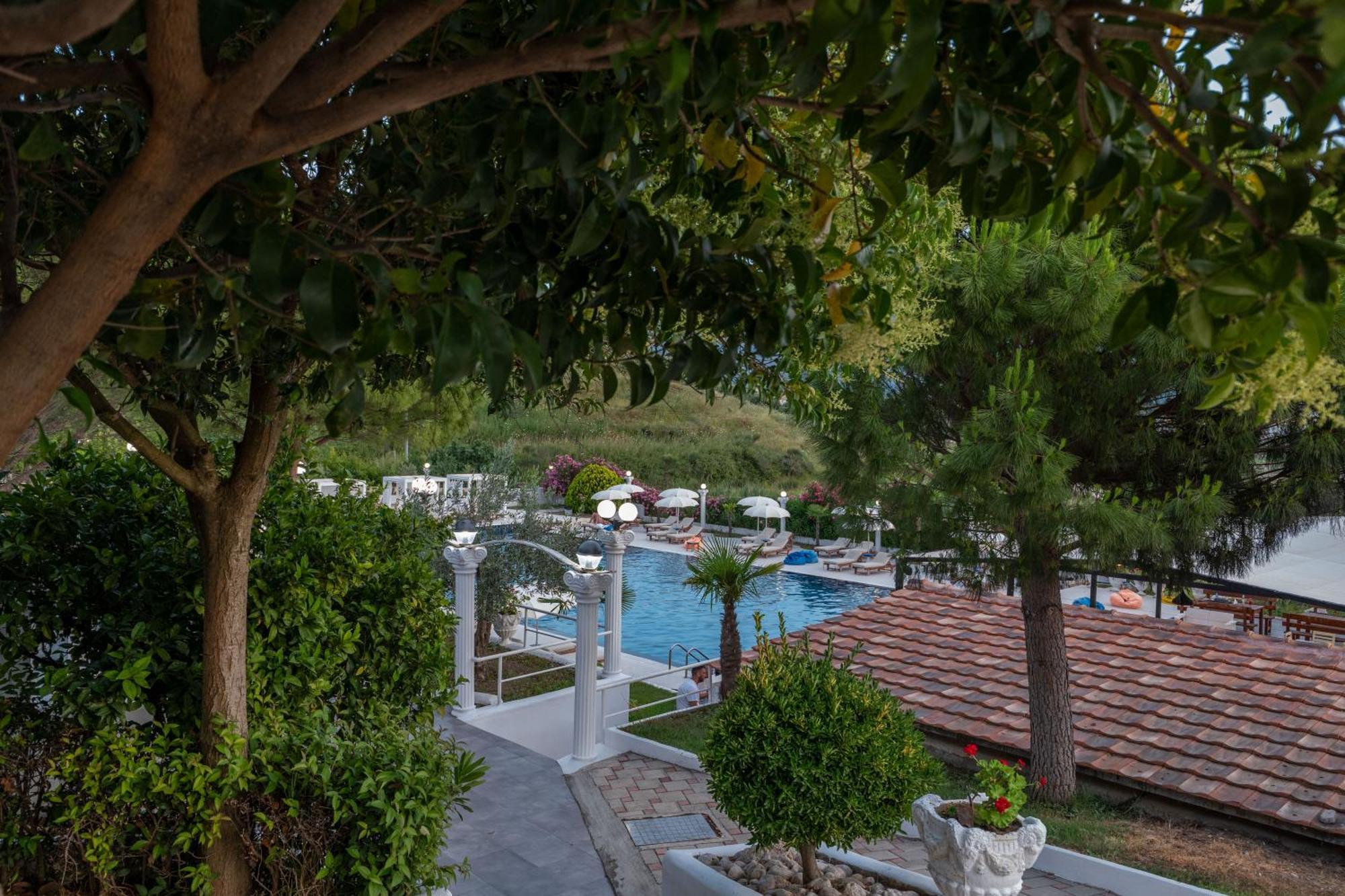 Edva Resort Radhimë Esterno foto