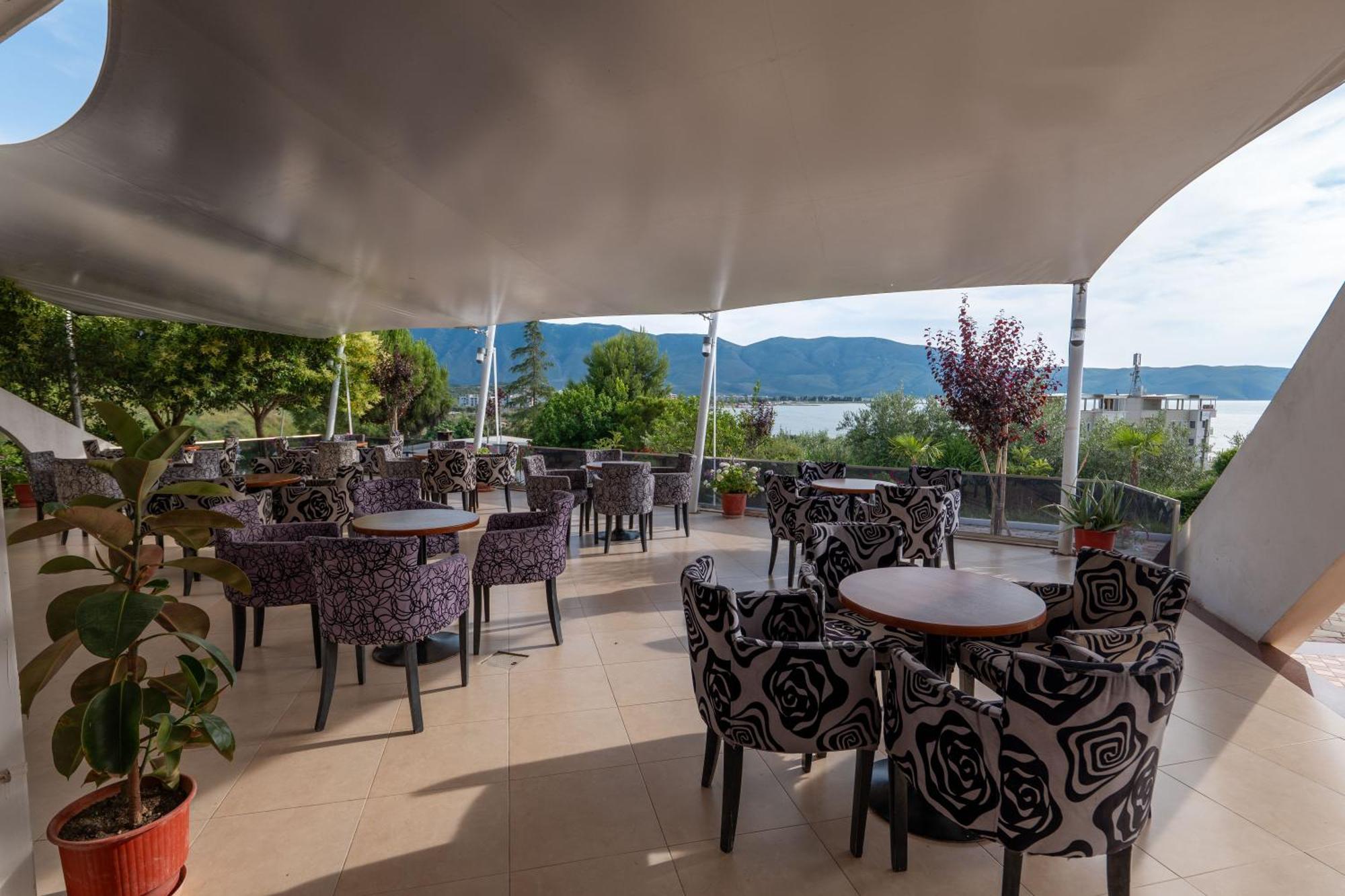 Edva Resort Radhimë Esterno foto