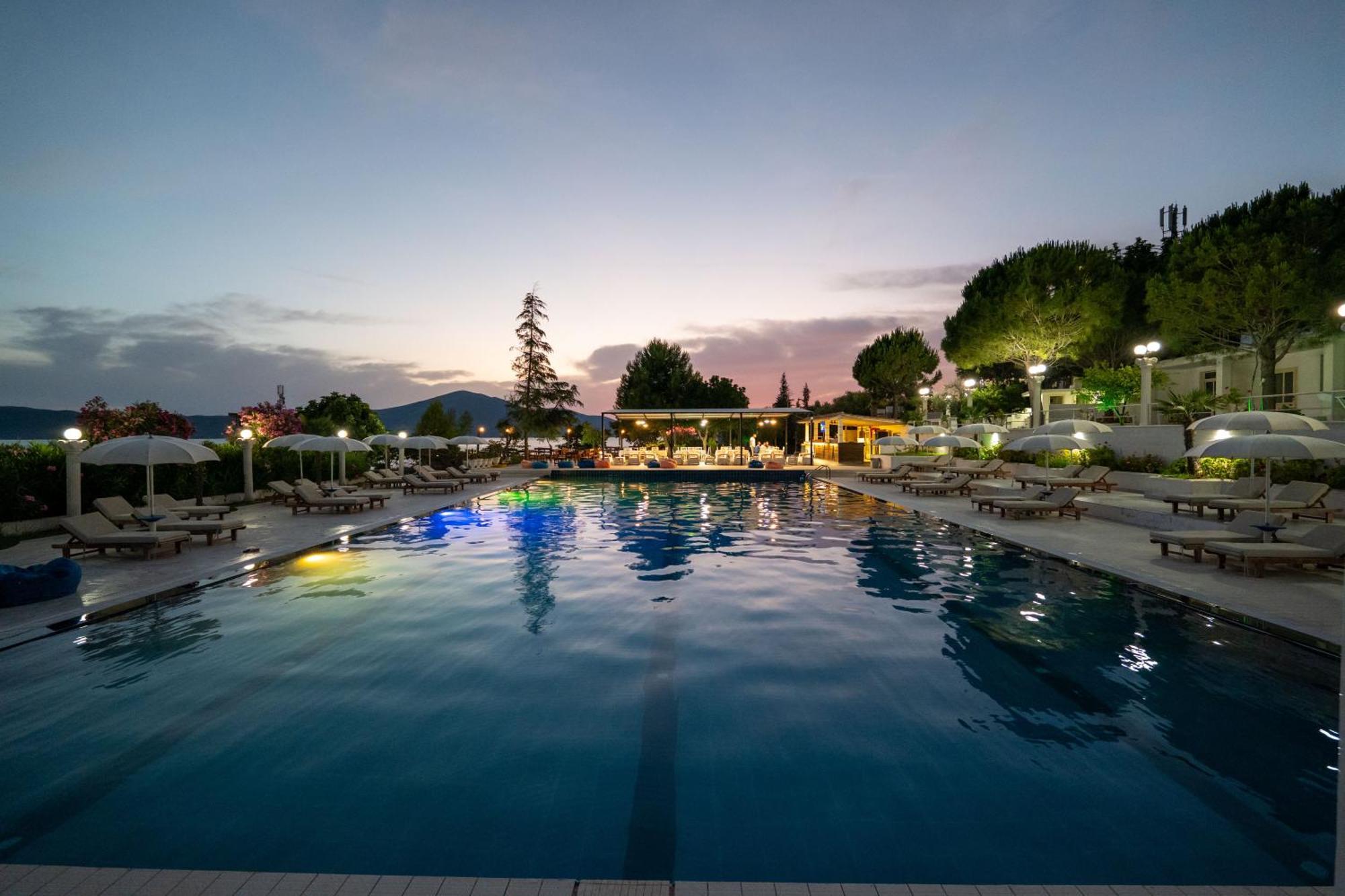 Edva Resort Radhimë Esterno foto