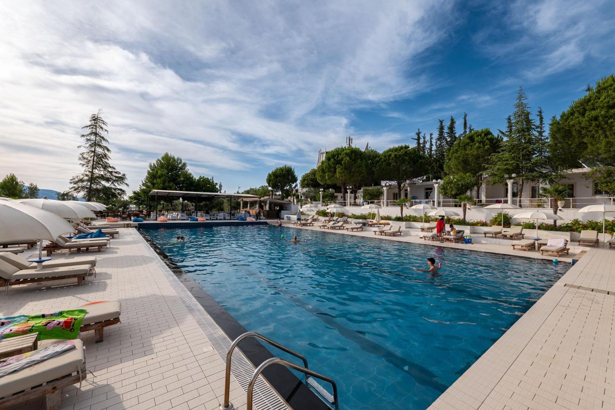 Edva Resort Radhimë Esterno foto