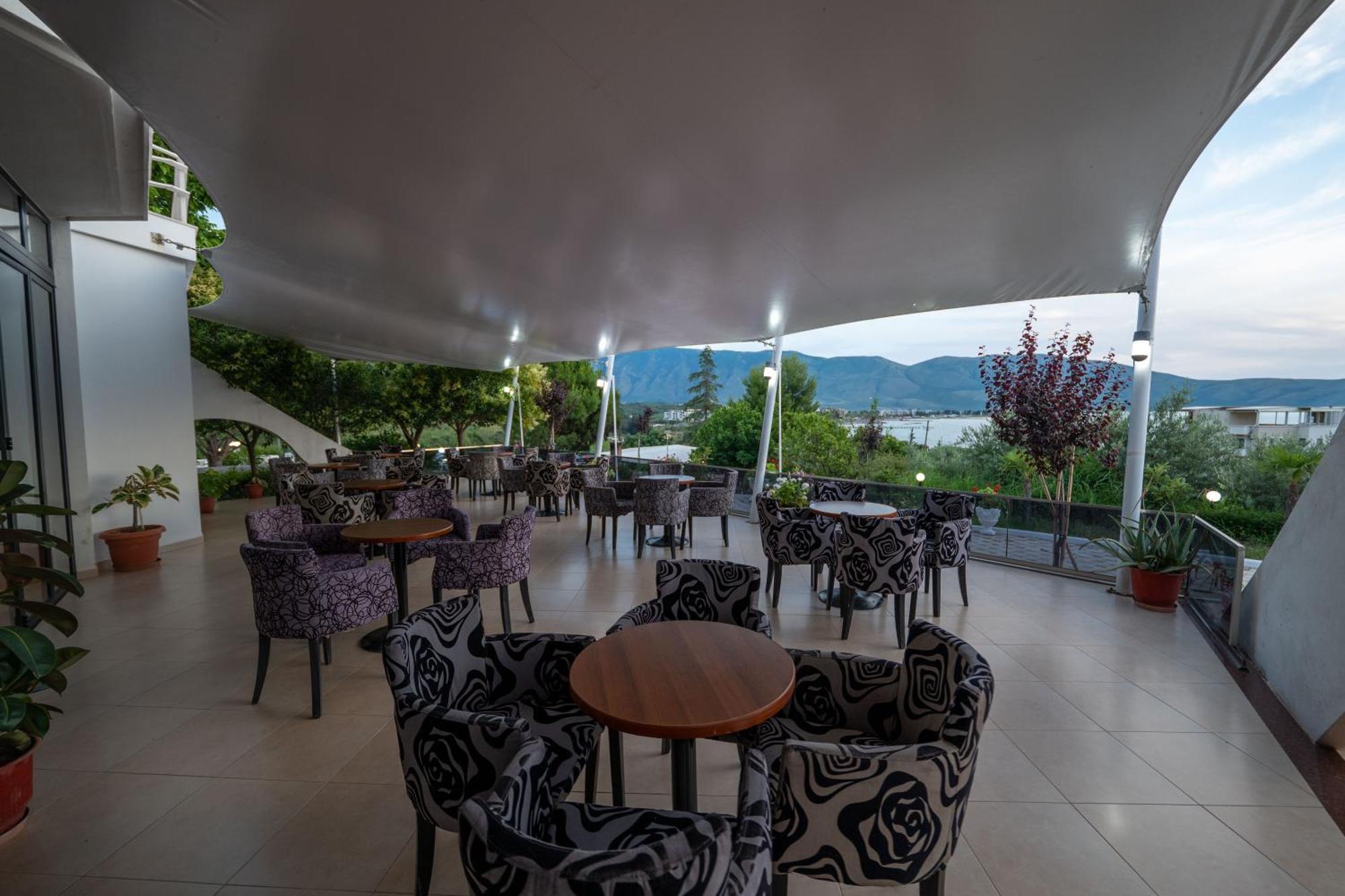 Edva Resort Radhimë Esterno foto