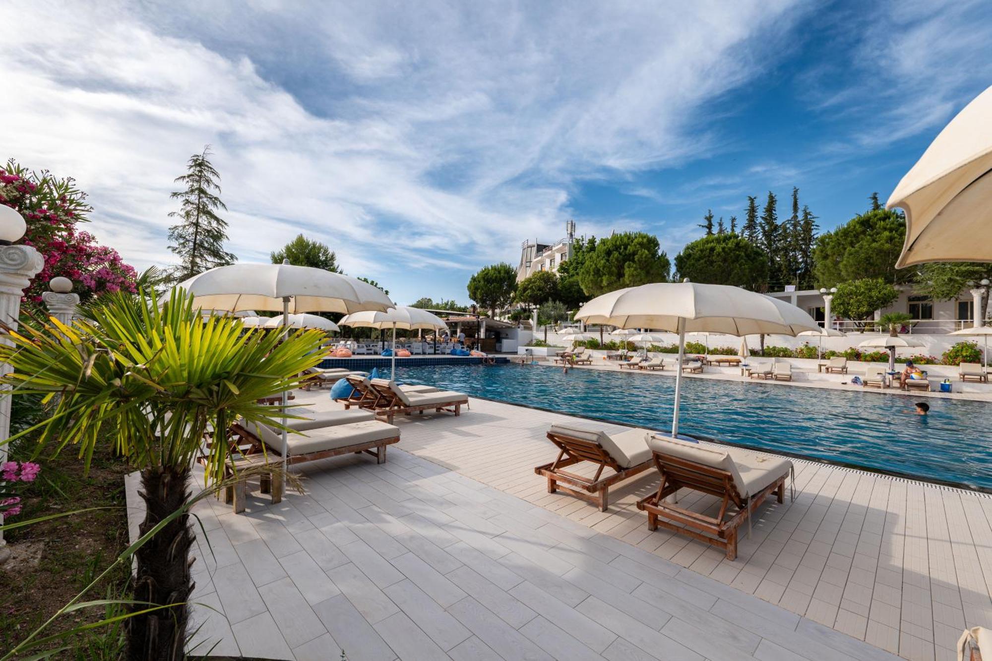 Edva Resort Radhimë Esterno foto