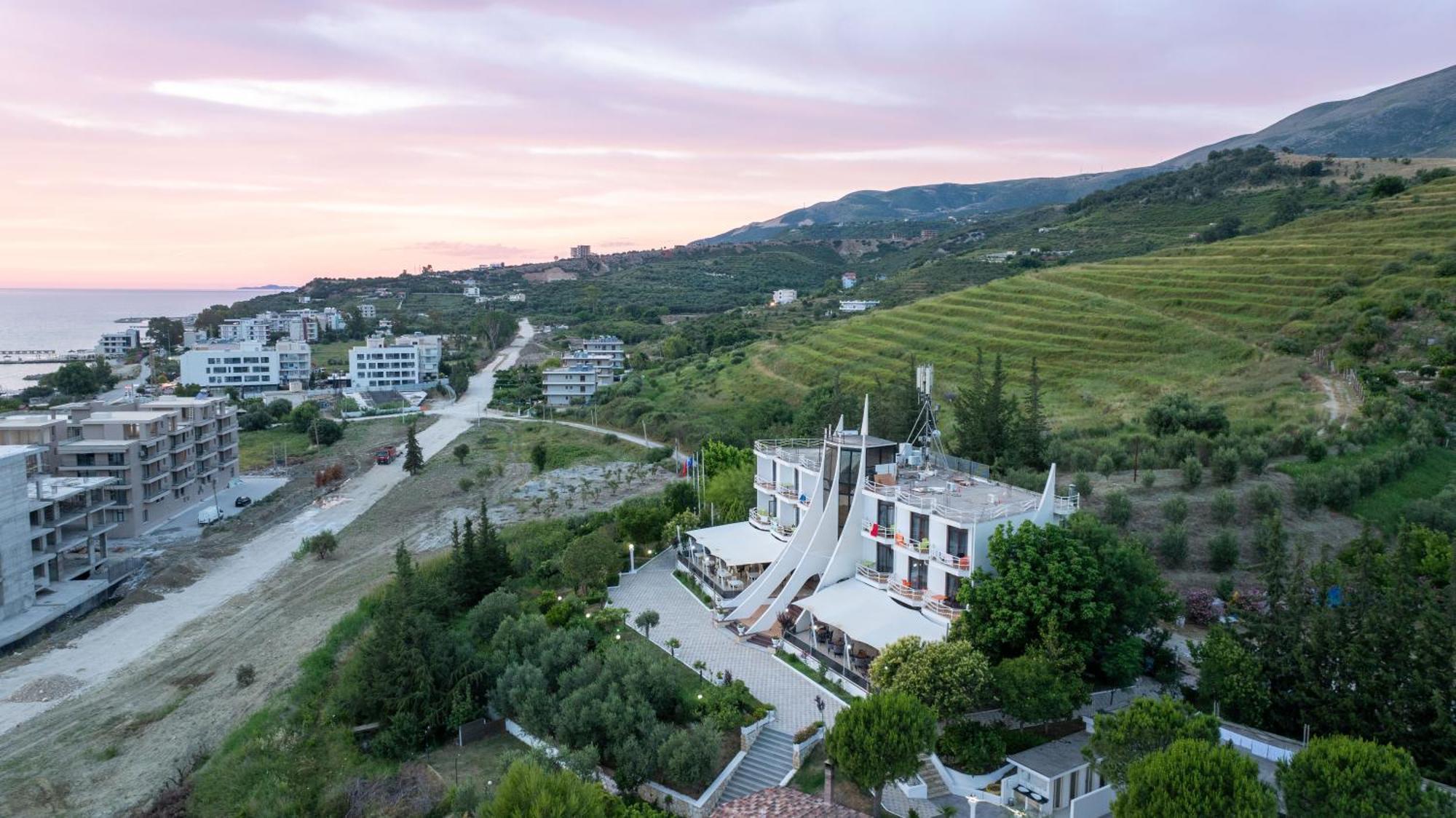 Edva Resort Radhimë Esterno foto