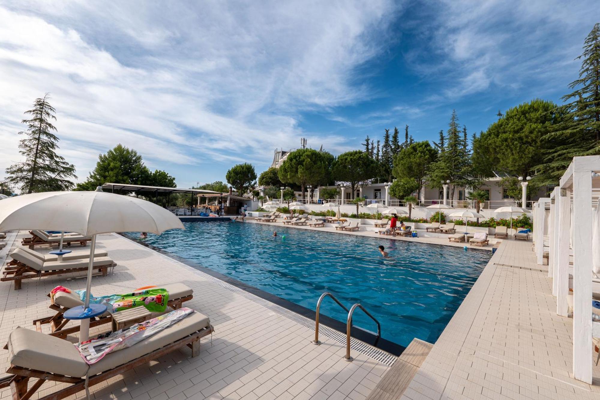 Edva Resort Radhimë Esterno foto