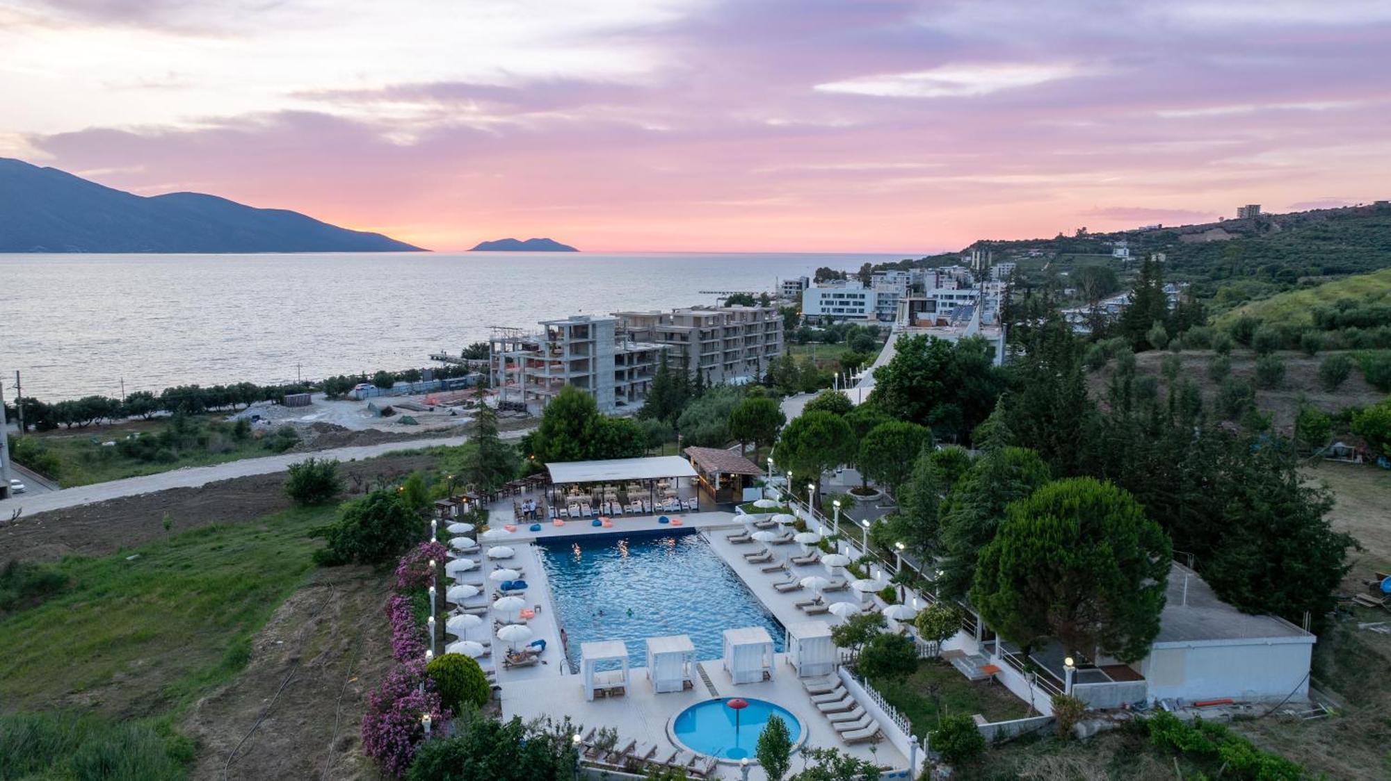Edva Resort Radhimë Esterno foto