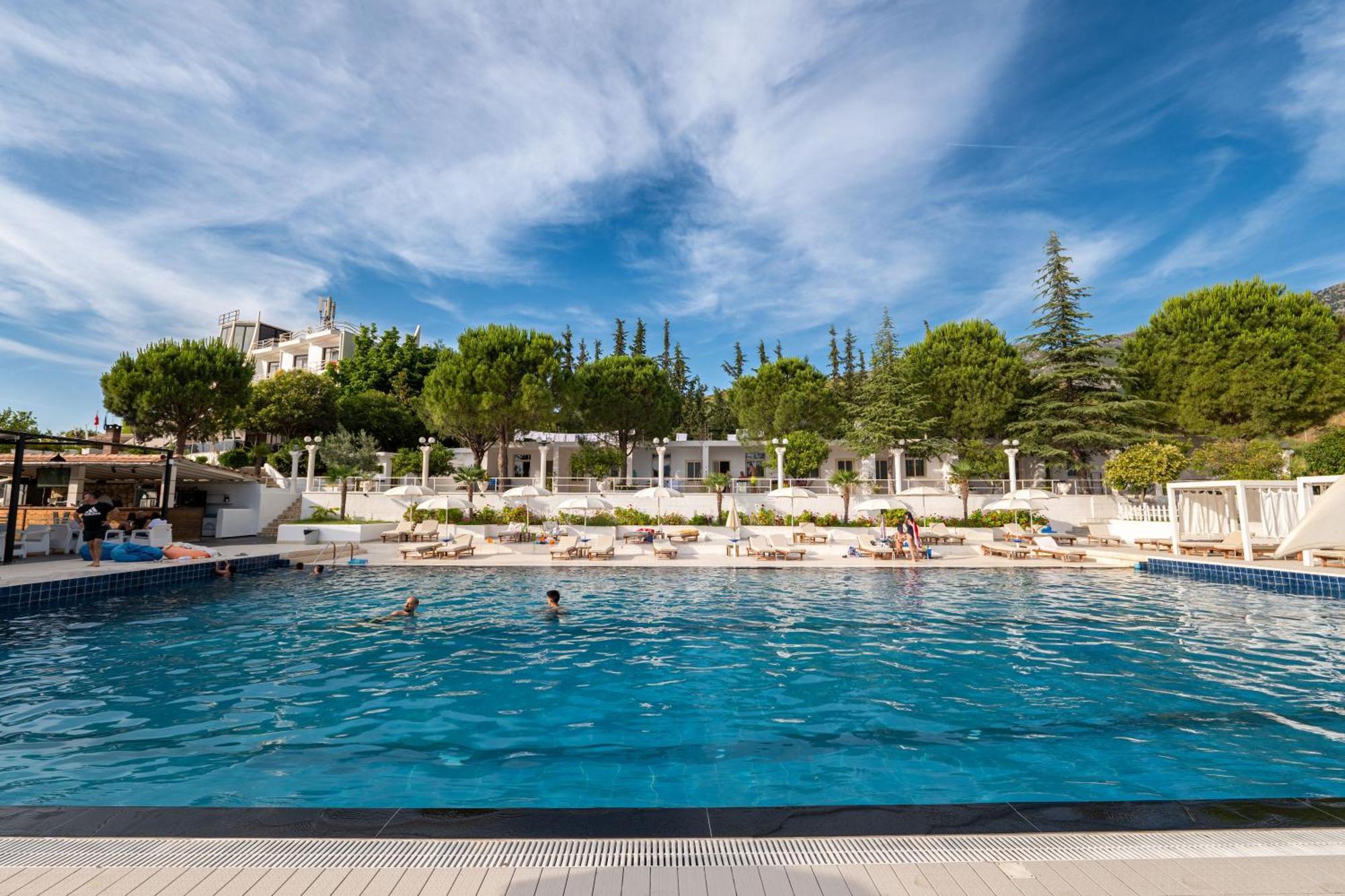 Edva Resort Radhimë Esterno foto
