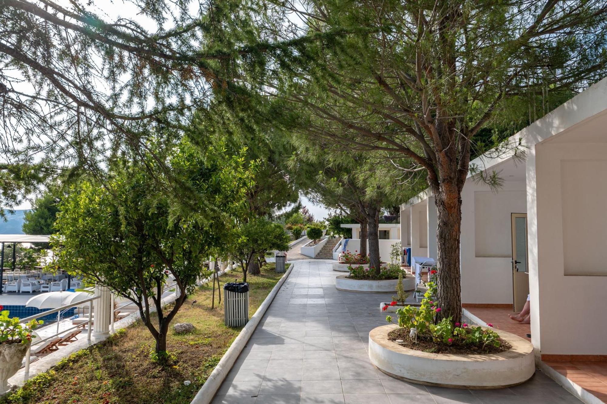 Edva Resort Radhimë Esterno foto