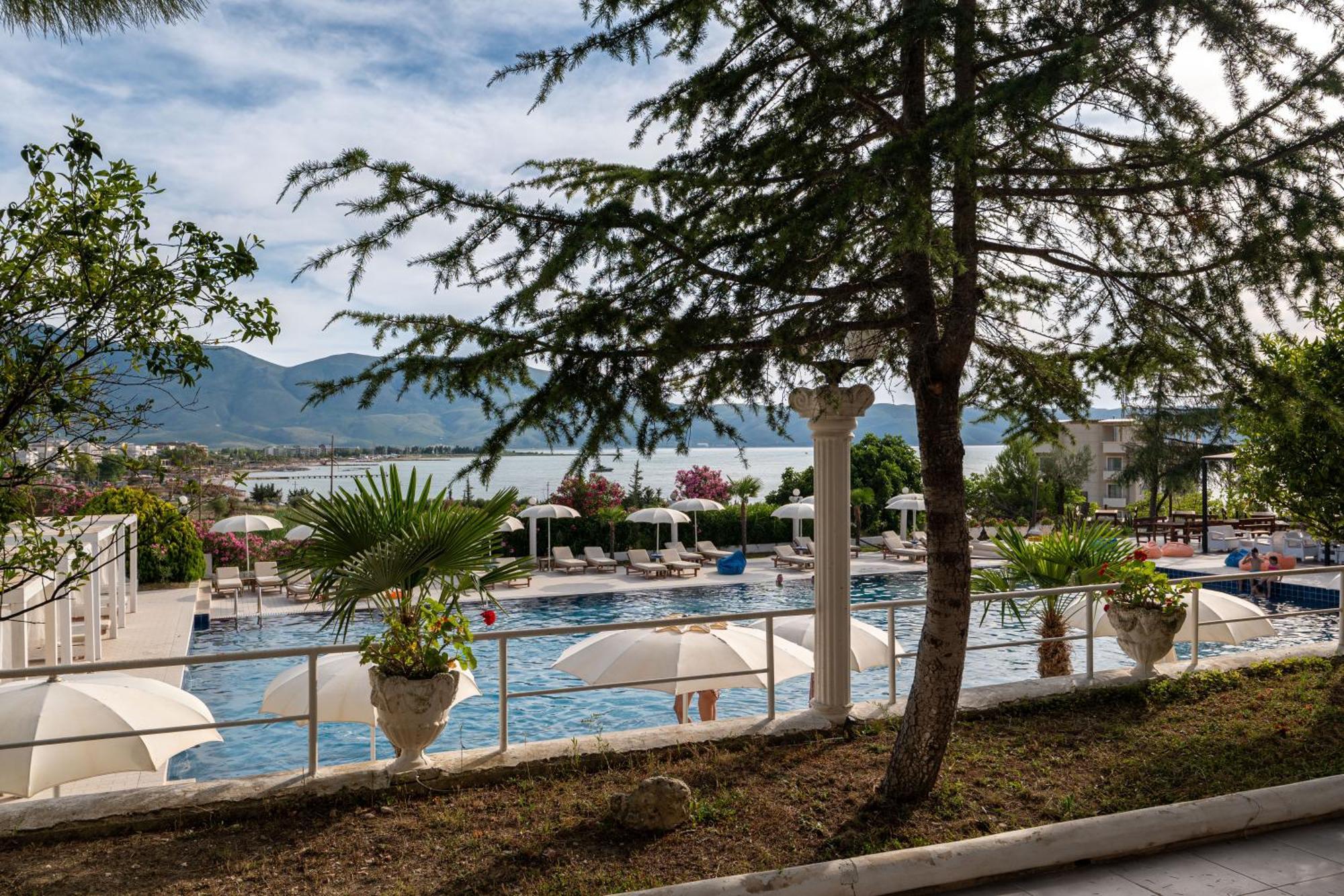 Edva Resort Radhimë Esterno foto
