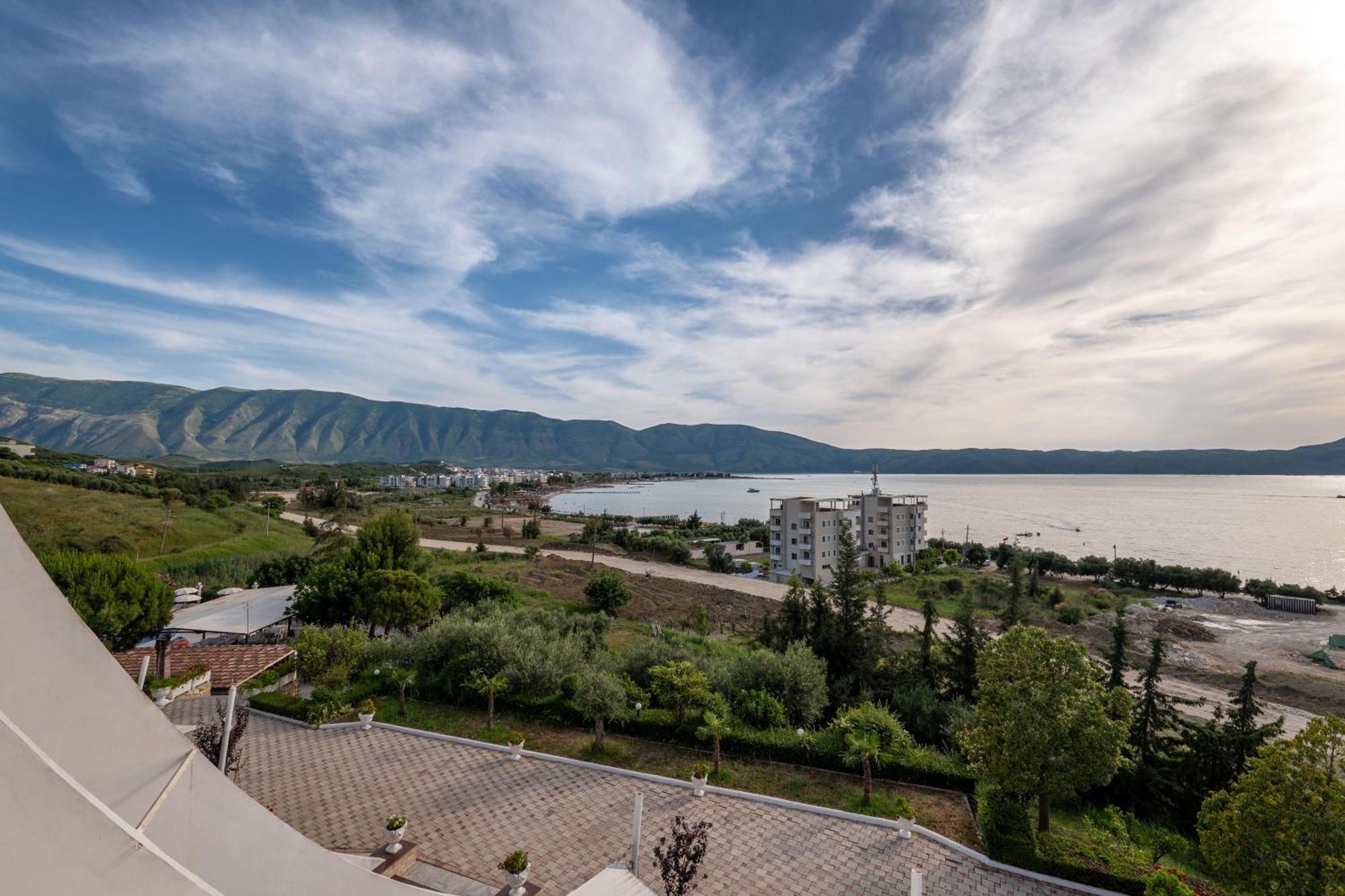 Edva Resort Radhimë Esterno foto