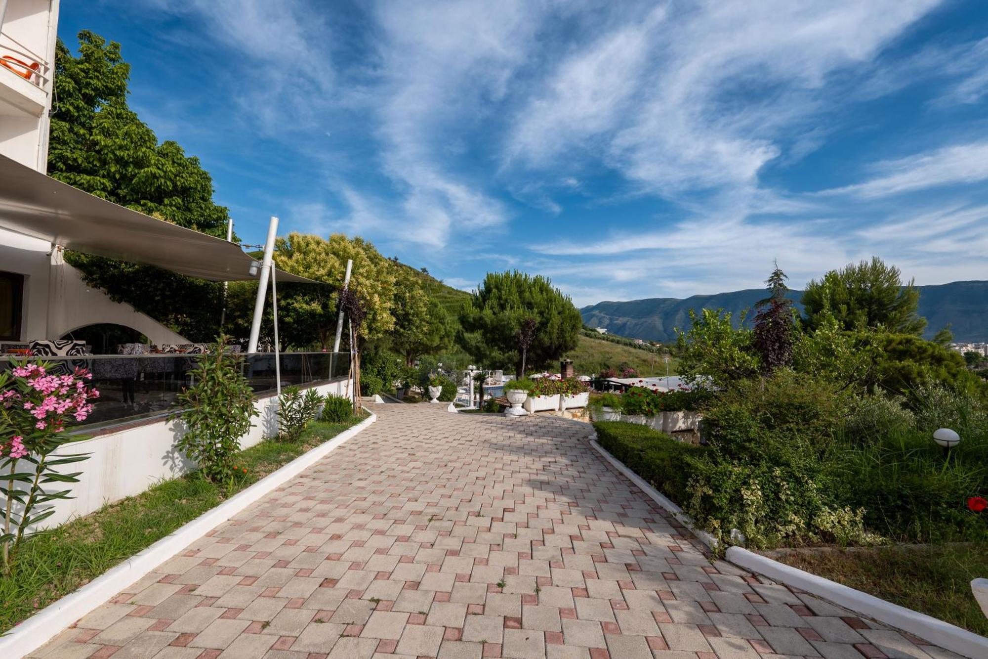 Edva Resort Radhimë Esterno foto