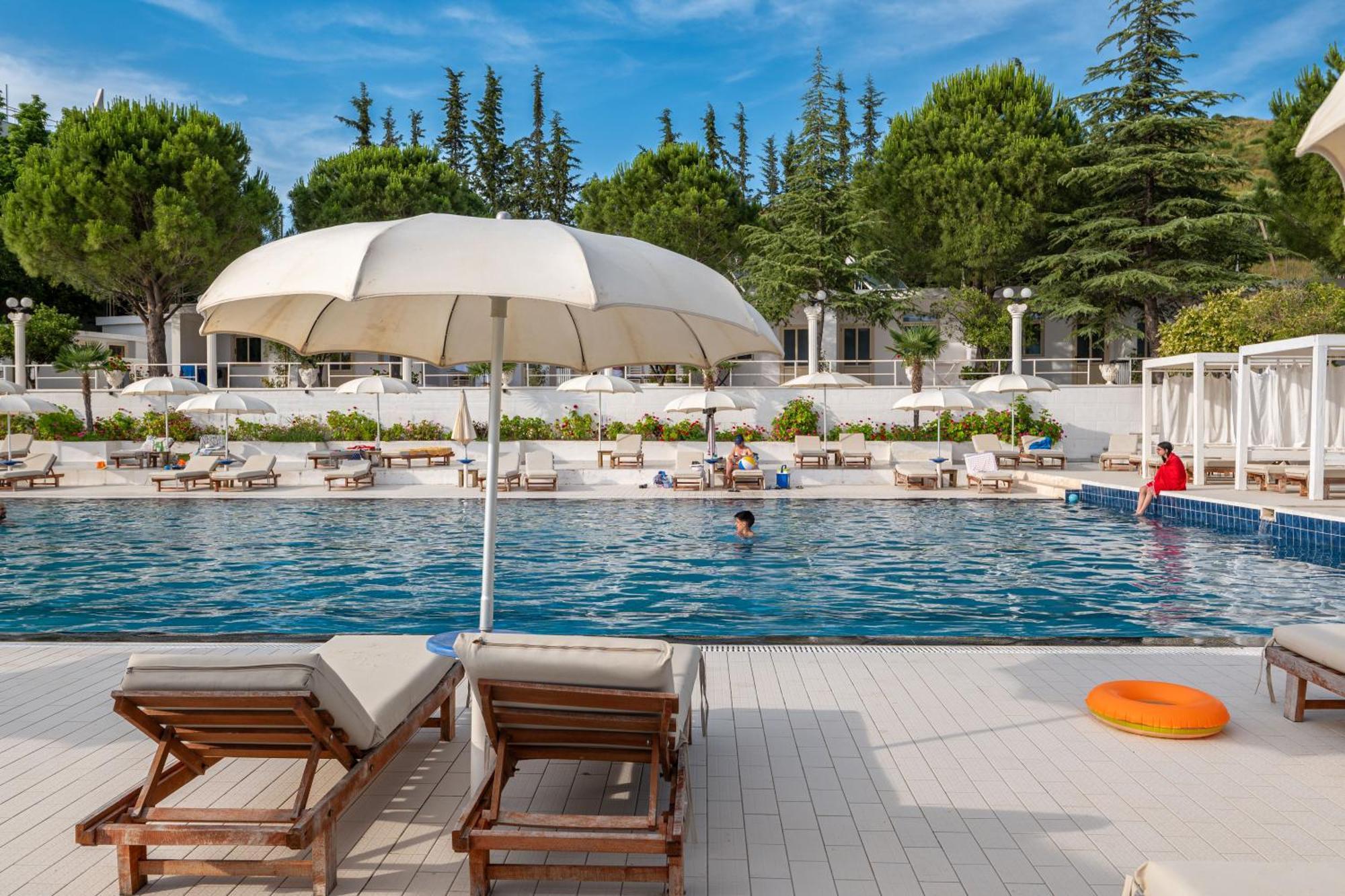 Edva Resort Radhimë Esterno foto