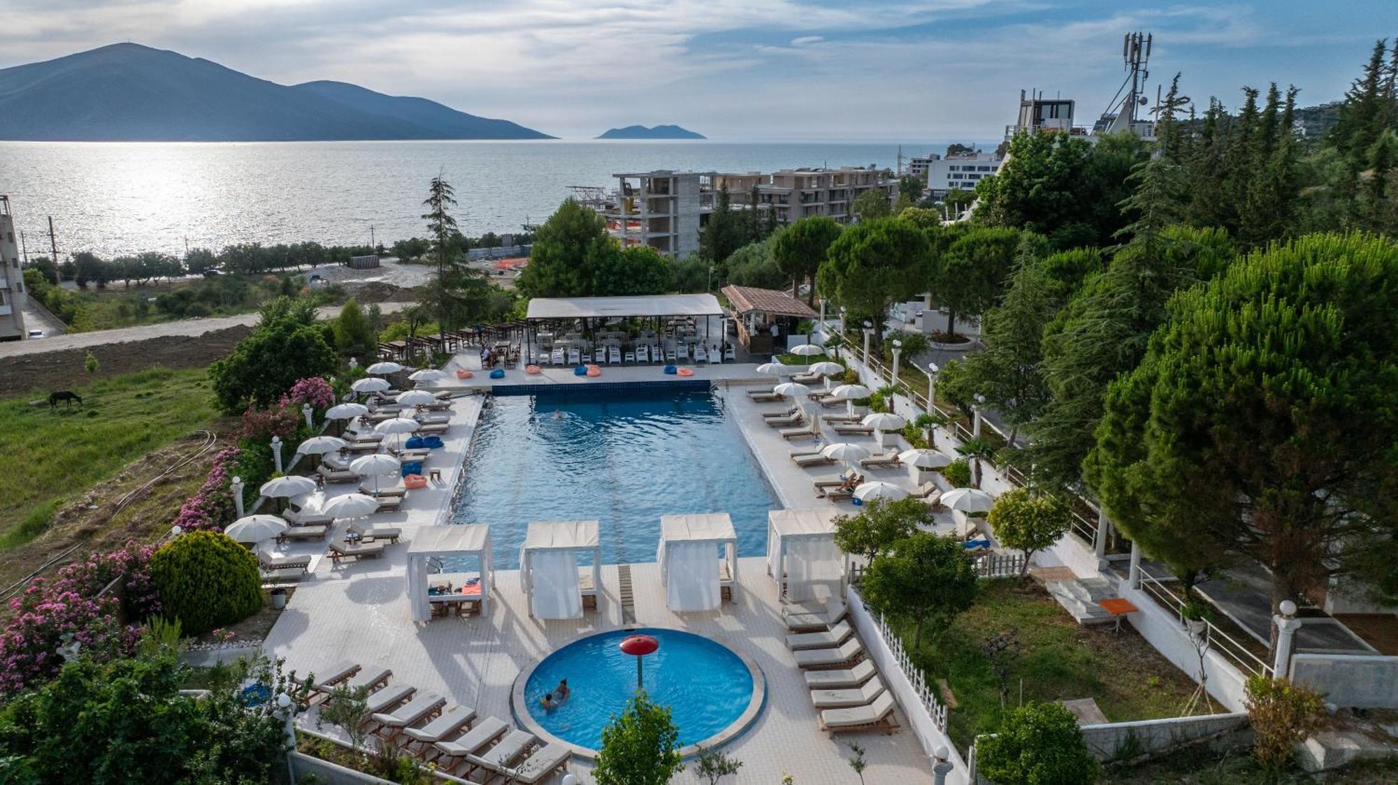 Edva Resort Radhimë Esterno foto