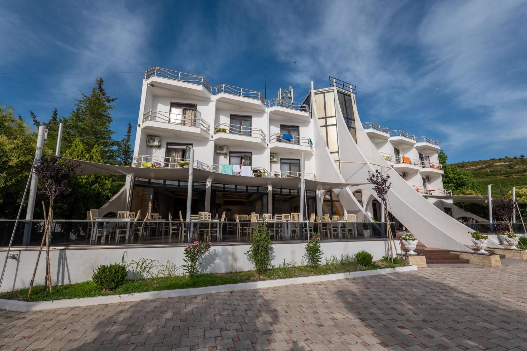 Edva Resort Radhimë Esterno foto