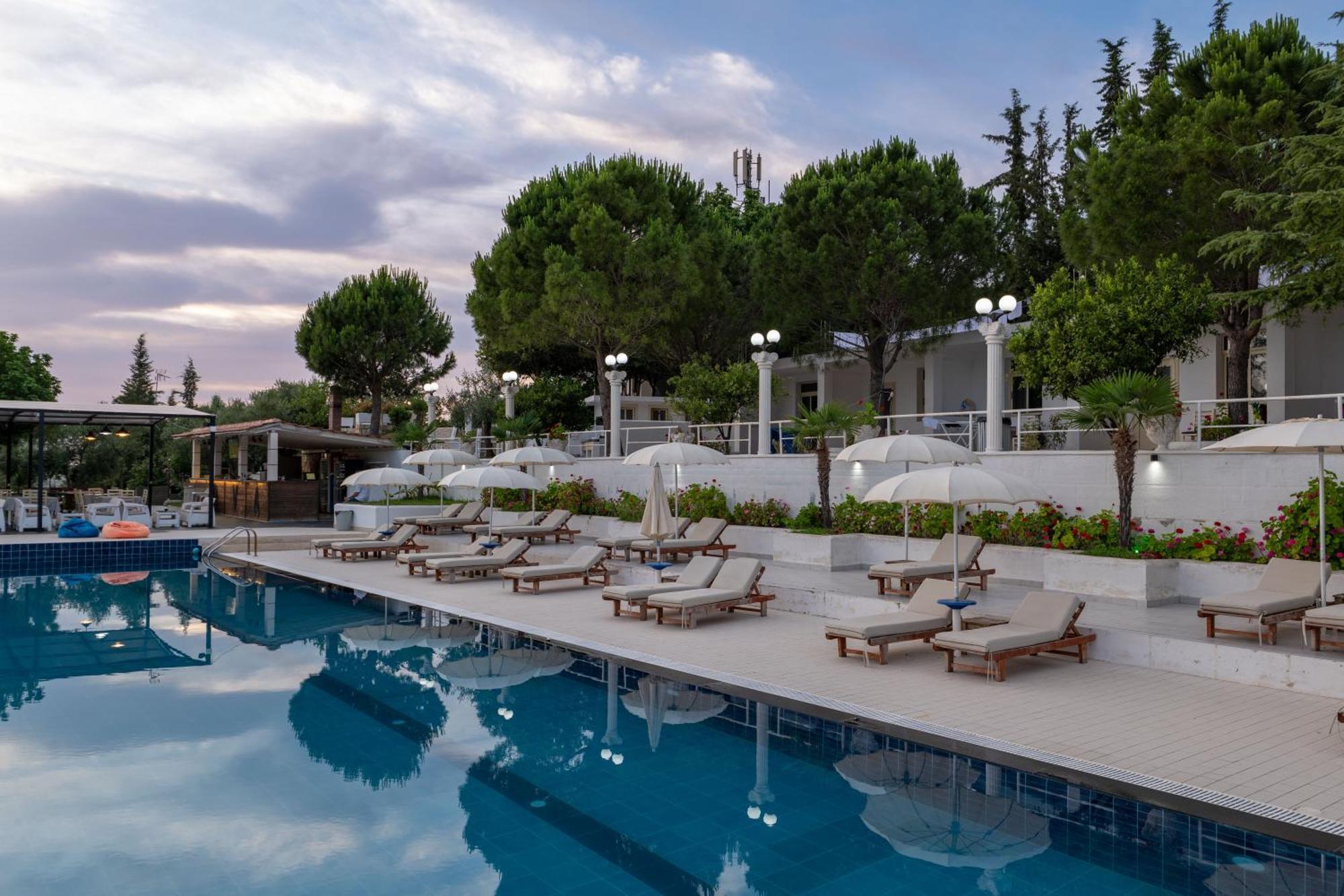 Edva Resort Radhimë Esterno foto